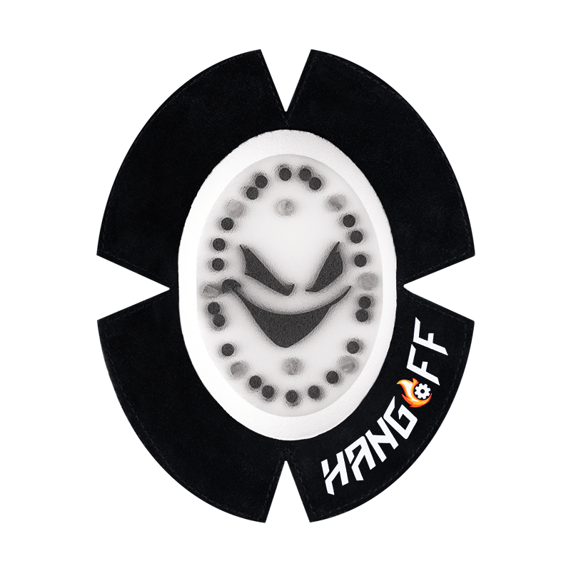 Hochwertiger Motorrad-Knieschleifer/Kneeslider 'Sparky' von Hang Off, gefertigt aus Kunststoff mit Funkenstiften aus Ferrocerium und Titan. Weisses Design mit schwarzem Logo.